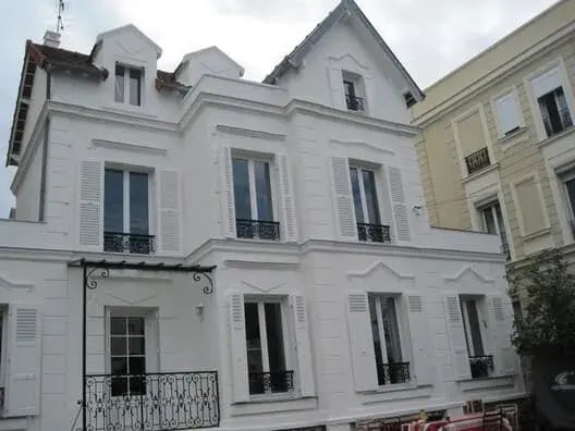 Bâtiment historique avec façade abîmée, en attente de ravalement.