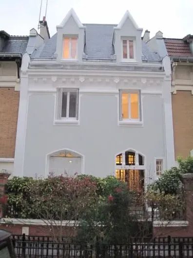 Maison avec façade en brique abîmée avant travaux de ravalement.