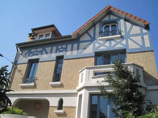 Maison de campagne avec façade vieillissante avant ravalement.