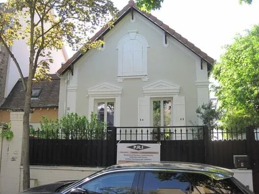 Vue rapprochée d'une façade nécessitant un ravalement pour restauration.