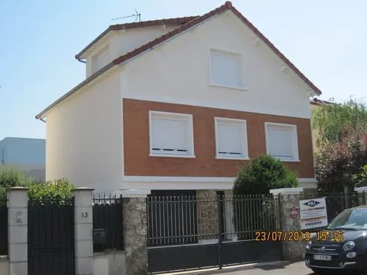 Vue détaillée d'une façade de maison avec crépi craquelé avant rénovation et ravalement pour améliorer l'esthétique et la protection.