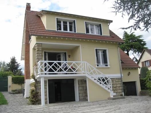 Façade de maison victorienne nécessitant un ravalement urgent.